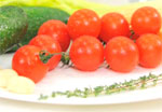Салат из морепродуктов и кростини с лососем, помидорами, моцареллой и соусом "Песто"