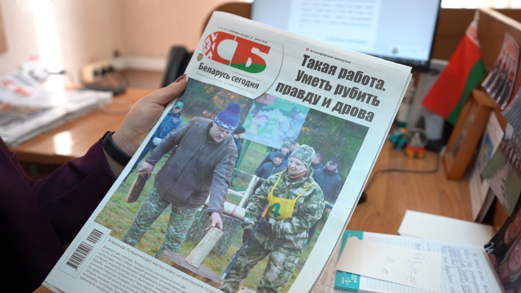 В Беларуси прошел чемпионат по колке дров среди журналистов и блогеров. Как соревновались те, кто рубит не только словом?