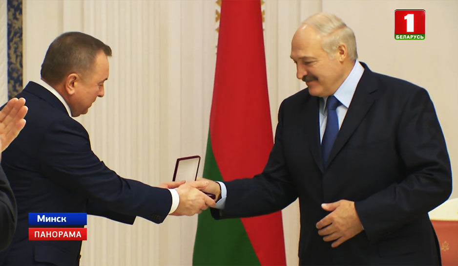 Александру Лукашенко вручили медаль 100-летия дипслужбы