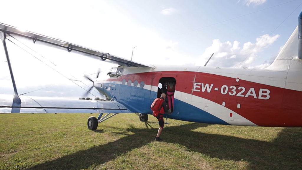 Свободный полет на высоте 800 м, или Как в аэроклубе ДОСААФ любителей экстрима учат прыжкам с парашютом