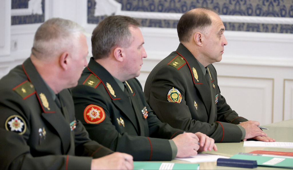 Беларусь не собирается ни на кого нападать и воевать, но планы ответа и обороны выстраивает - Президент провел совещание с военными и силовиками
