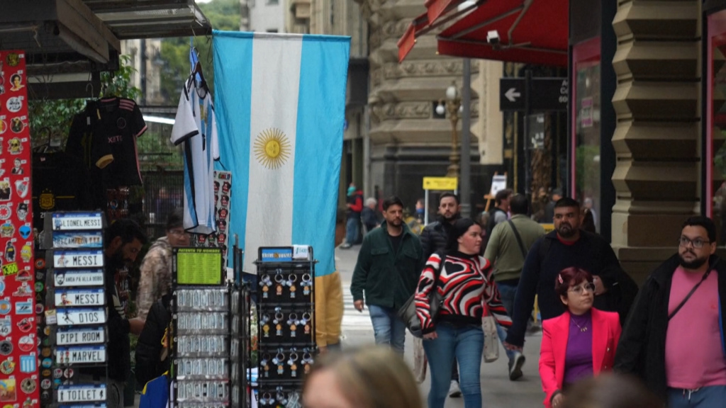 Бедных на некоторое время стало меньше, зато усох средний класс - что происходит в Аргентине