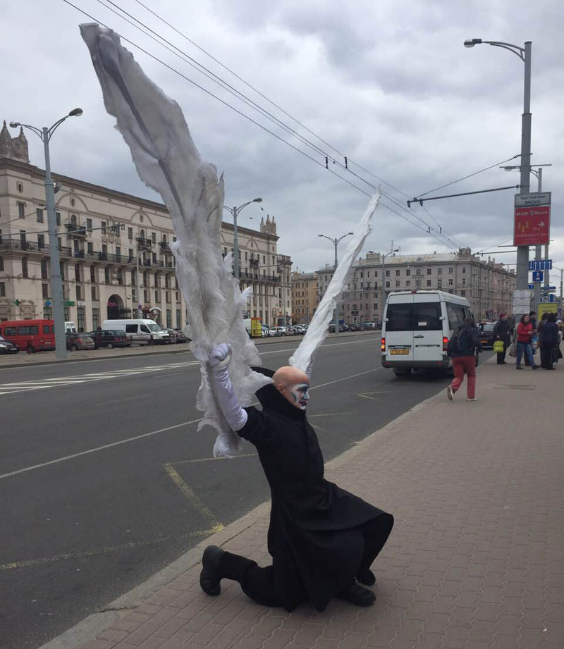 Артисты Cirque du Soleil в эти минуты выступают на улицах Минска 