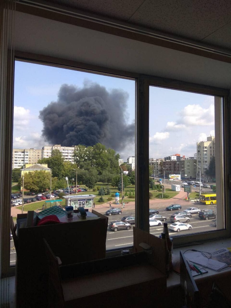 В Минске горит мебельный центр