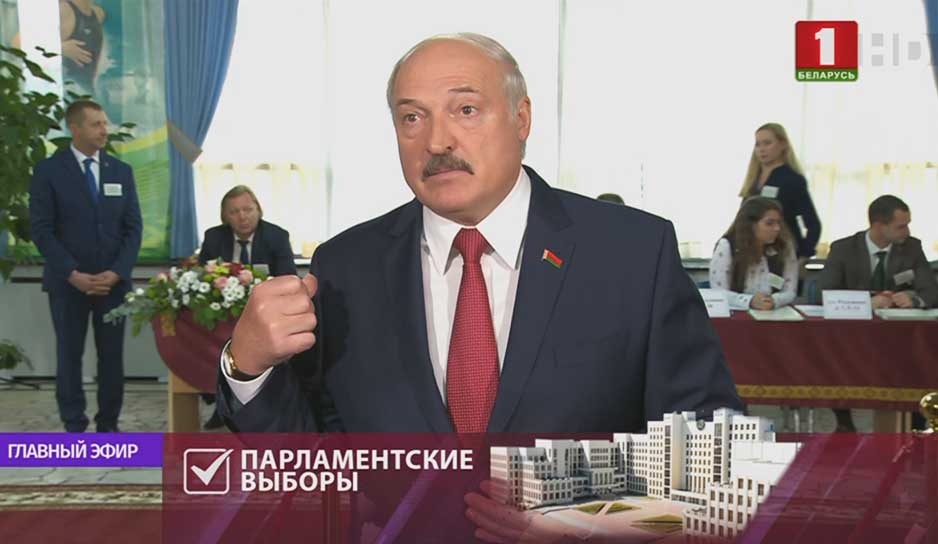 Александр Лукашенко по традиции проголосовал на участке в Университете физической культуры