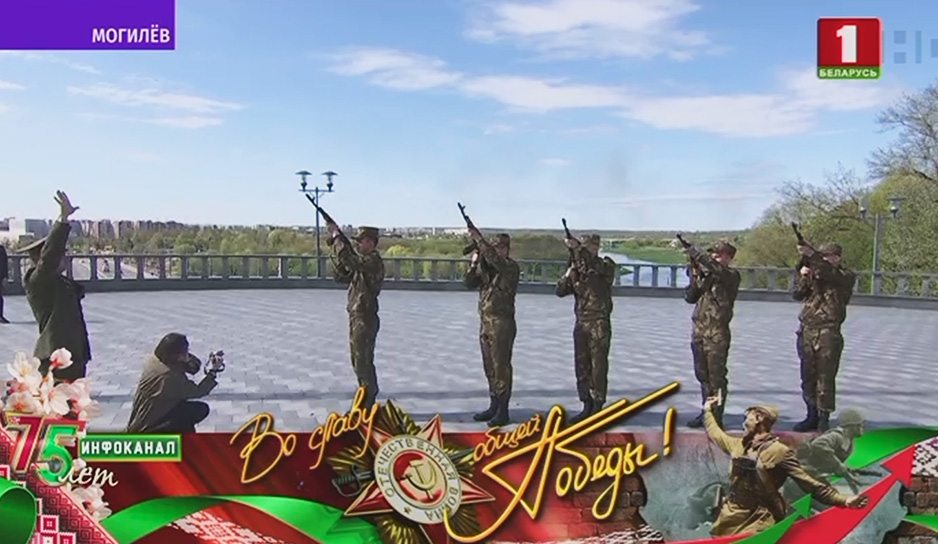Цветы в честь 75-летия Великой Победы легли у подножия Вечного огня на площади Славы в Могилеве.jpg