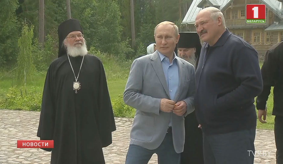Общаясь со священниками, Александр Лукашенко рассказал, что рад быть здесь впервые в окружении своего друга