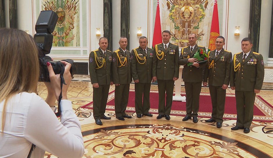 Во Дворце Независимости чествовали выпускников военных вузов и высший офицерский состав страны
