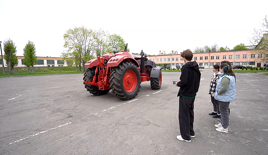 Первый белорусский беспилотный трактор тестируют в Бресте