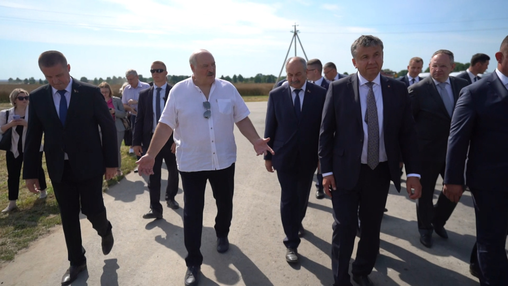 Ранний сев, селекционироваие, геополитическая ситуация - Лукашенко проверил, как справляются лучшие хозяйства страны - Брестская и Гродненская области