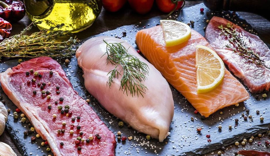 В рыбе и мясе содержатся белок и кальций