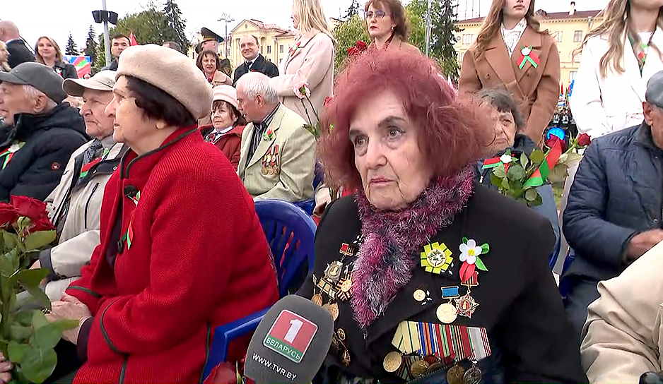 К монументу на площади Победы в Минске люди несут цветы 