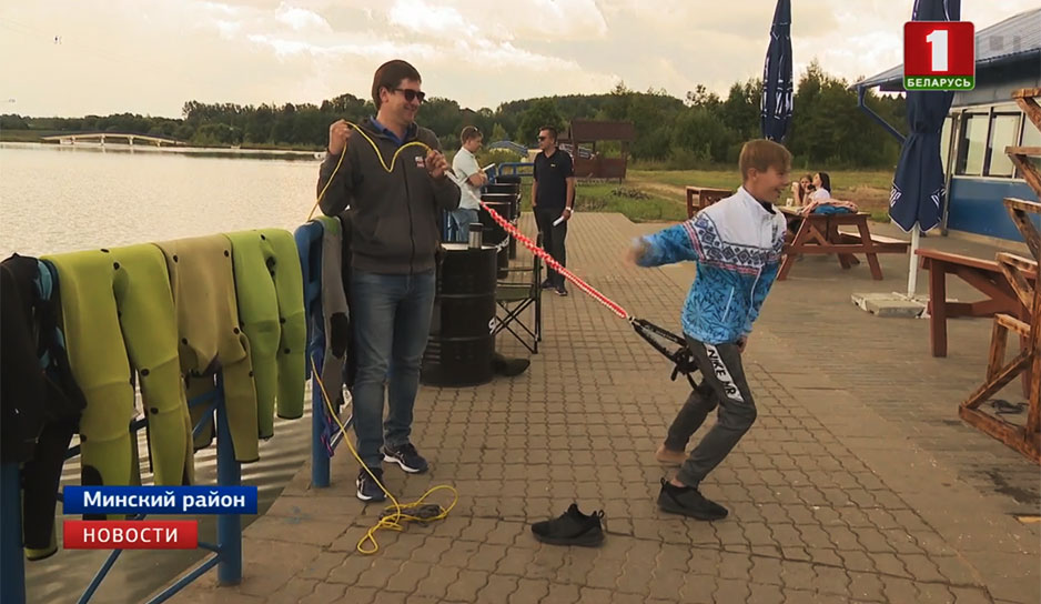 Соревнования по водным лыжам за электротягой проходят в эти дни под Минском