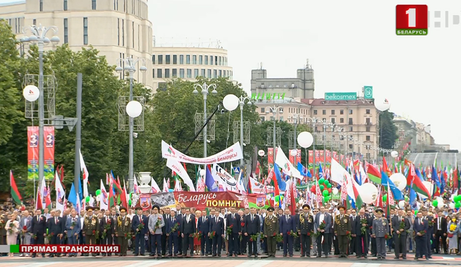 Тысячи людей прошли по проспекту Независимости. К ним присоединился Александр Лукашенко.jpg
