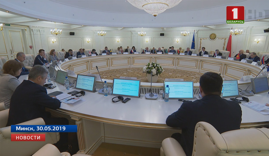 Александр Лукашенко провел совещание с международными судьями.jpg