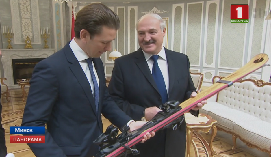 Себастьян Курц преподнес Александру Лукашенко горные лыжи