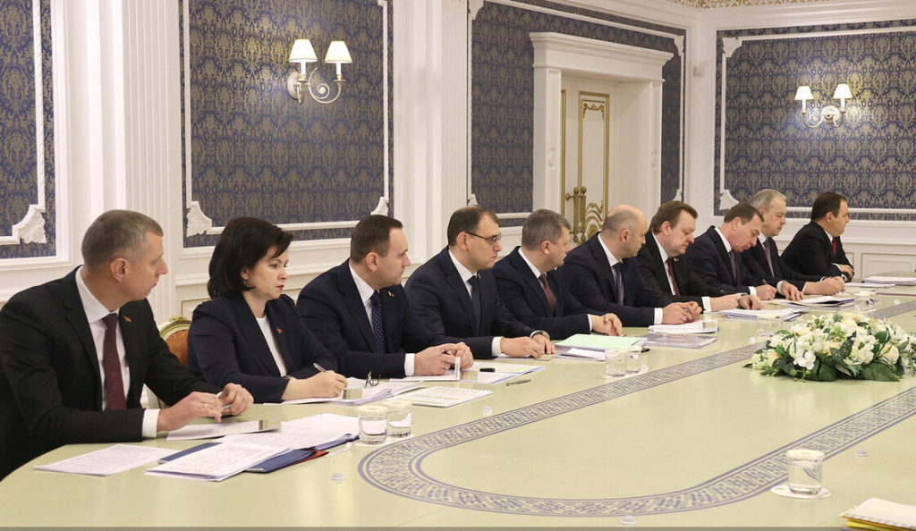 Президент о теме переговоров с Путиным: Главное - экономика