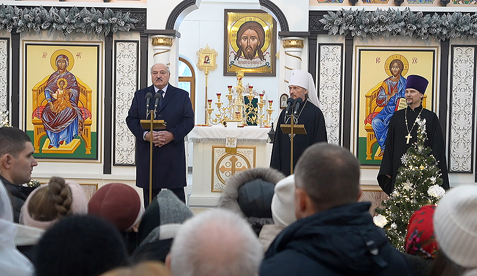 Александр Лукашенко вместе с младшим сыном Николаем зажег рождественскую свечу 