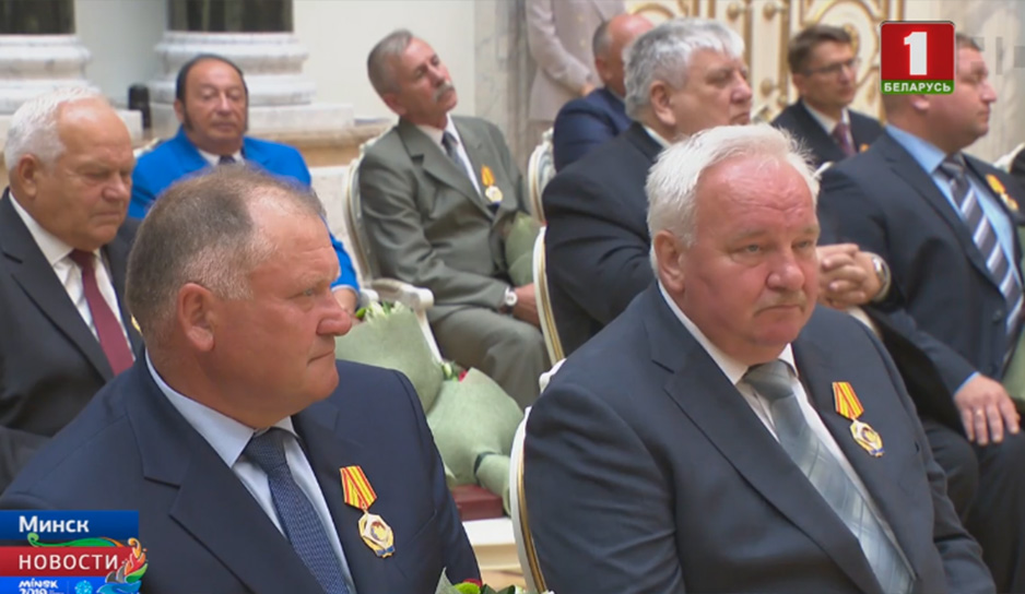 Александр Лукашенко вручил государственные награды.jpg