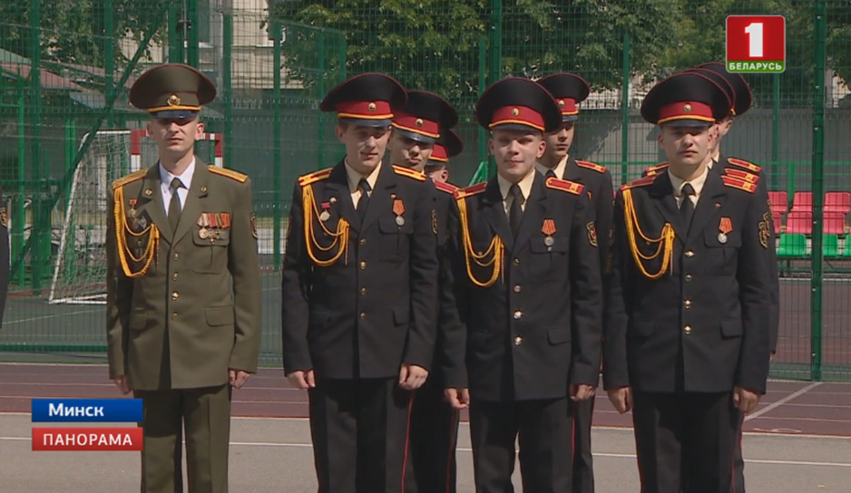 В школах по всей Беларуси проходят выпускные балы.jpg