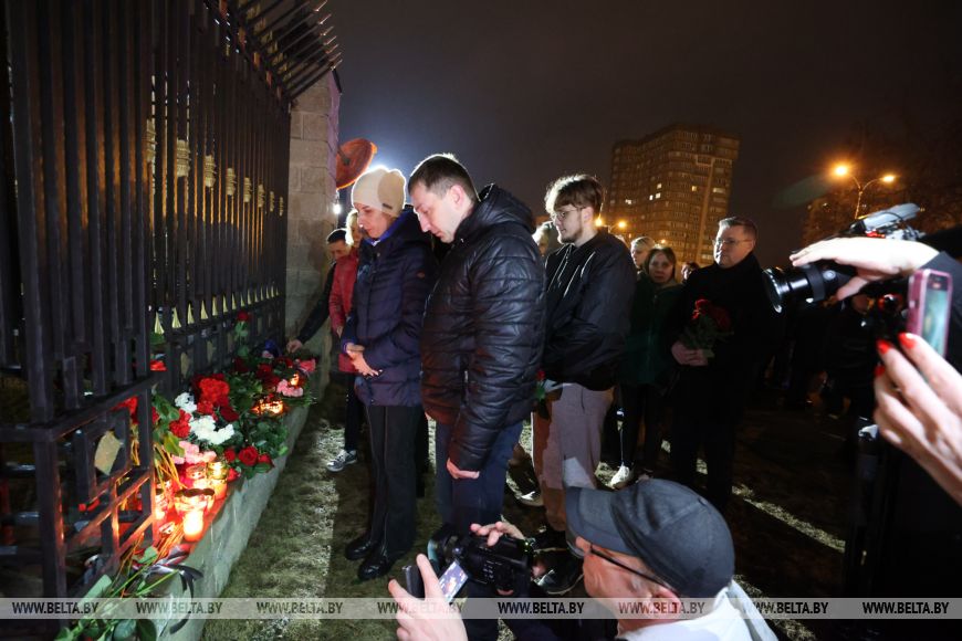 ФОТОФАКТ: Белорусы несут цветы и лампады к посольству России в Минске