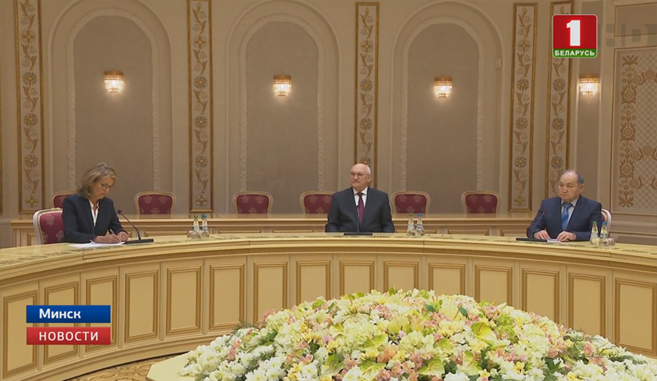 Александр Лукашенко провел совещание с международными судьями.jpg