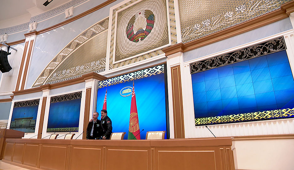 В преддверии 100-летнего юбилея БФСО "Динамо" для лучших сотрудников провели экскурсию во Дворце Независимости 