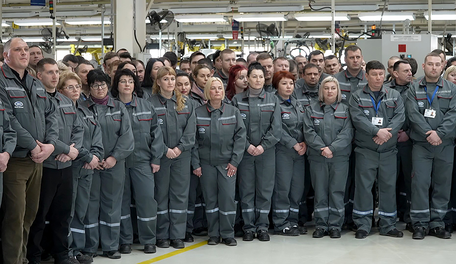 Время брать новую высоту - Президент Беларуси посетил завод "БЕЛДЖИ" и пообщался с работниками 