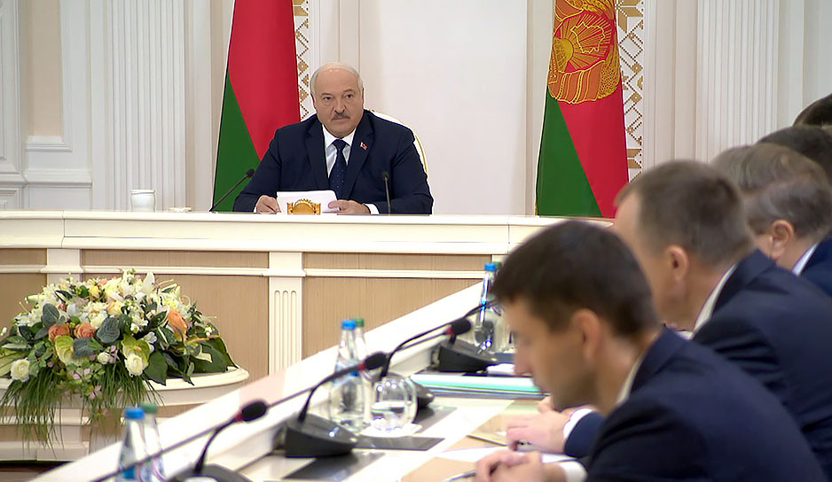 Безопасность пассажиров на дорогах Беларуси - Лукашенко собрал совещание по актуальному вопросу