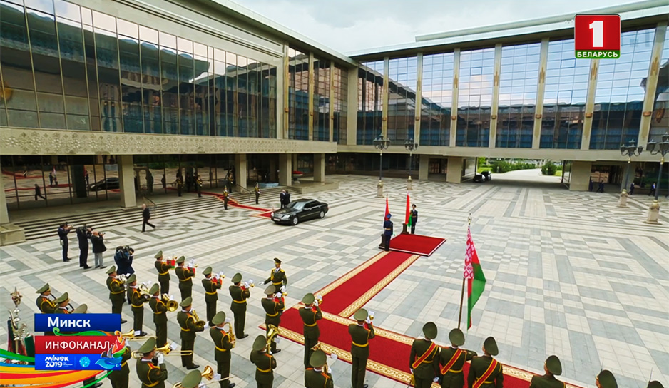 Во Дворце Независимости принимают президента Таджикистана
