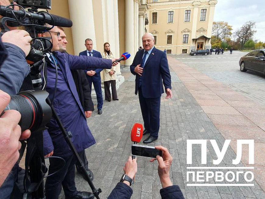 В беседе с журналистами Александр Лукашенко также особо отметил, что приехал на саммит на российском автомобиле AURUS2588D40040E43A_884922.jpg