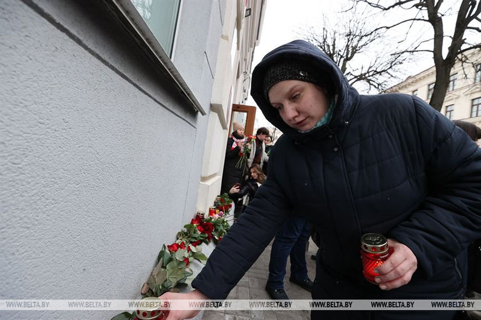 Люди несут цветы к посольствам Турции и Сирии в Беларуси