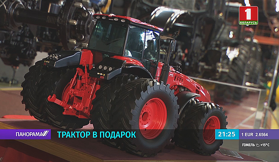 На память о встрече Александру Лукашенко презентовали макет трактора BELARUS-4522