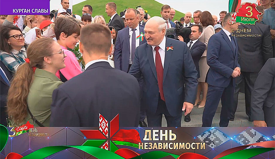 После официальной церемонии Александр Лукашенко пообщался с гостями