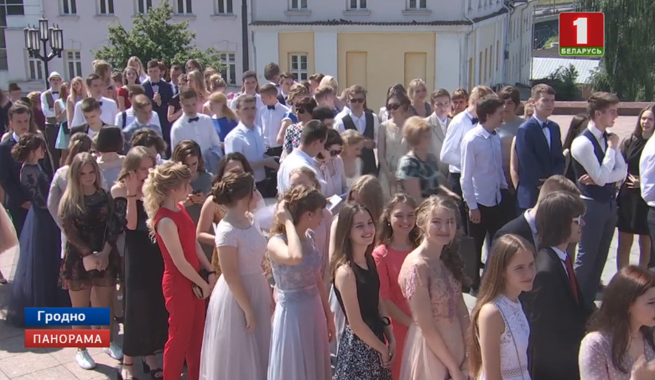 В школах по всей Беларуси проходят выпускные балы .jpg
