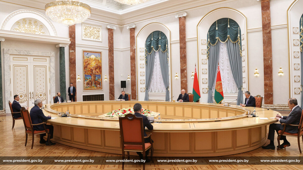 Президент провел встречу с главами МИД государств - членов ОДКБ 