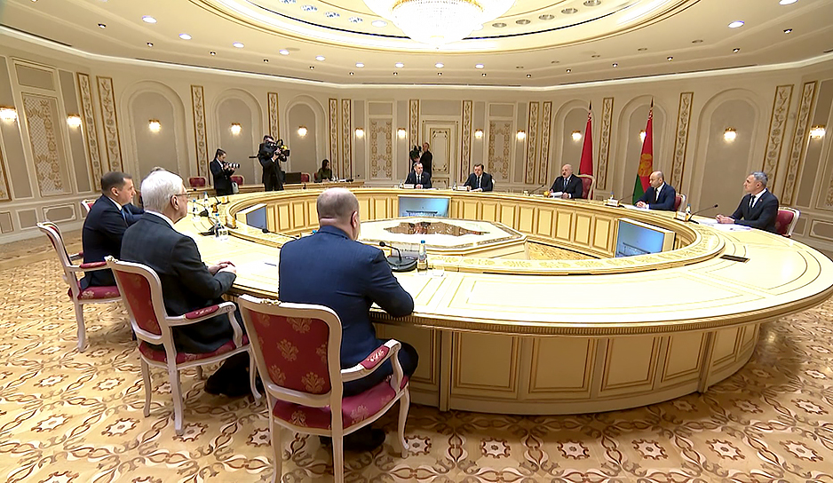 Машиностроение, жилищное строительство и модернизация предприятий - Лукашенко провел переговоры с губернатором Архангельской области