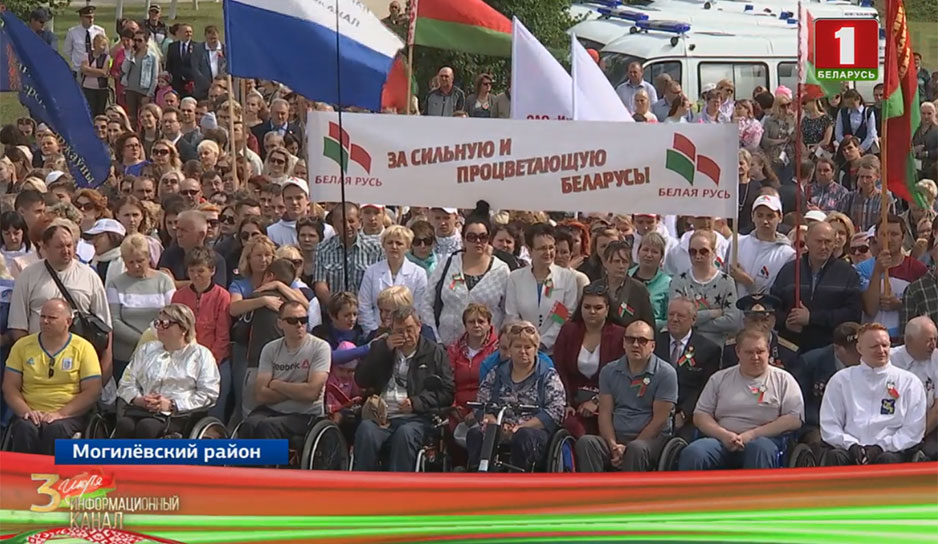 Начался День Независимости сегодня с возложения цветов к подножию мемориалов по всей Беларуси