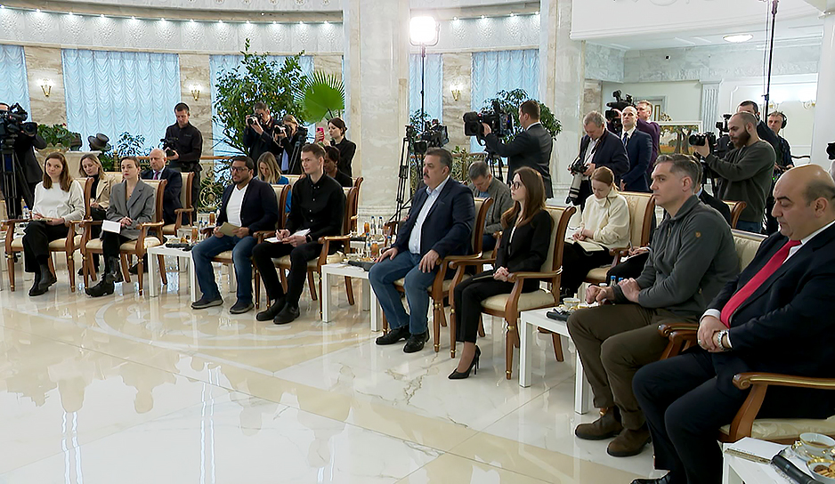 Об Украине, шансе для беглых вернуться на родину и завтрашней встрече с Путиным - спонтанное и откровенное интервью Президента Беларуси зарубежным и белорусским СМИ