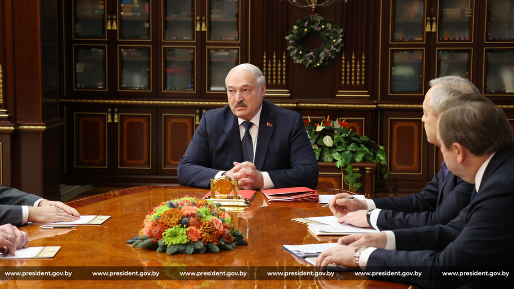 Лукашенко: Мы людям должны еще раз доказать, что мы честно, искренне работали эти годы