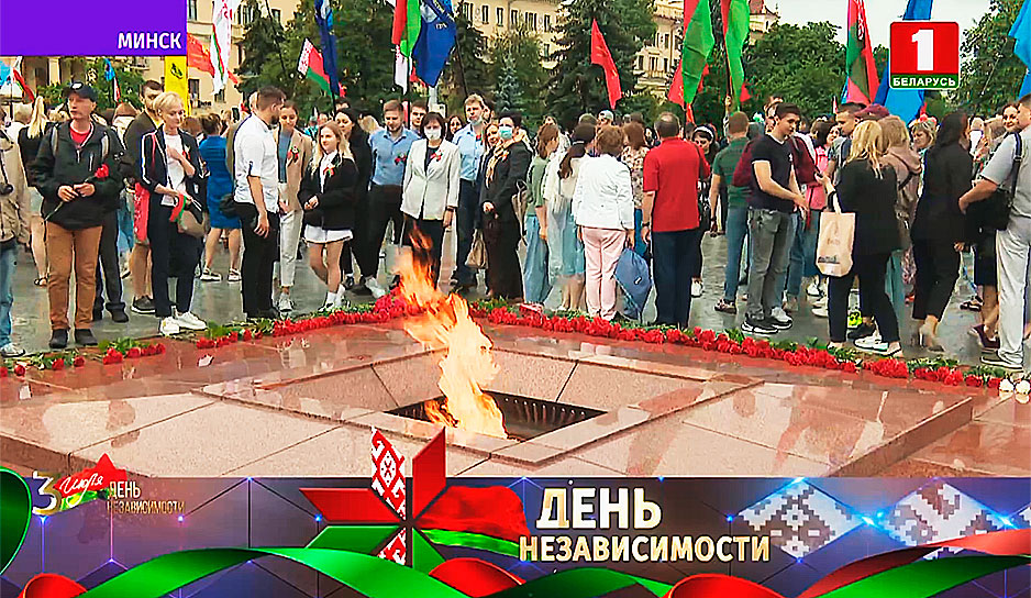 Всенародная церемония - торжественное возложение цветов состоялось на площади Победы в Минске