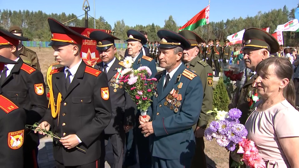 Первый экспонат - танк Т-72. Парк военной техники торжественно открыли в Чаусском районе