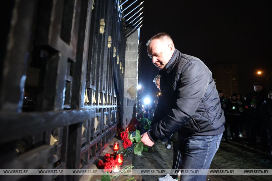 ФОТОФАКТ: Белорусы несут цветы и лампады к посольству России в Минске