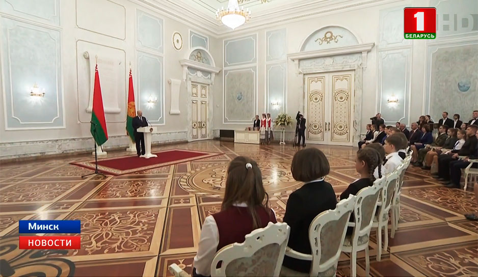 Президент Беларуси сегодня вручил первые паспорта юным гражданам Беларуси