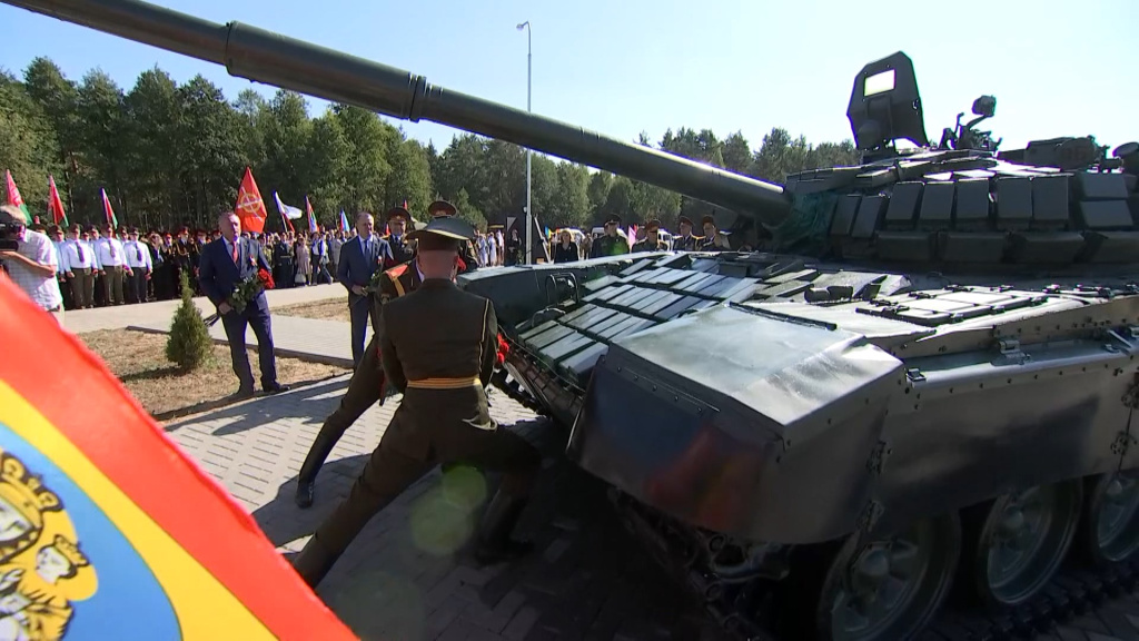 Первый экспонат - танк Т-72. Парк военной техники торжественно открыли в Чаусском районе