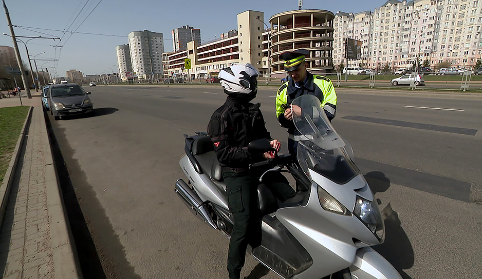 Первые байкеры на дорогах Минска. Узнали, какой стиль управления владельцам байков диктует мотосезон