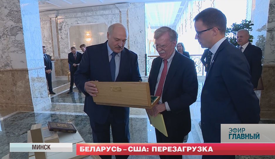 Президент Беларуси провел переговоры с советником президента США по нацбезопасности 