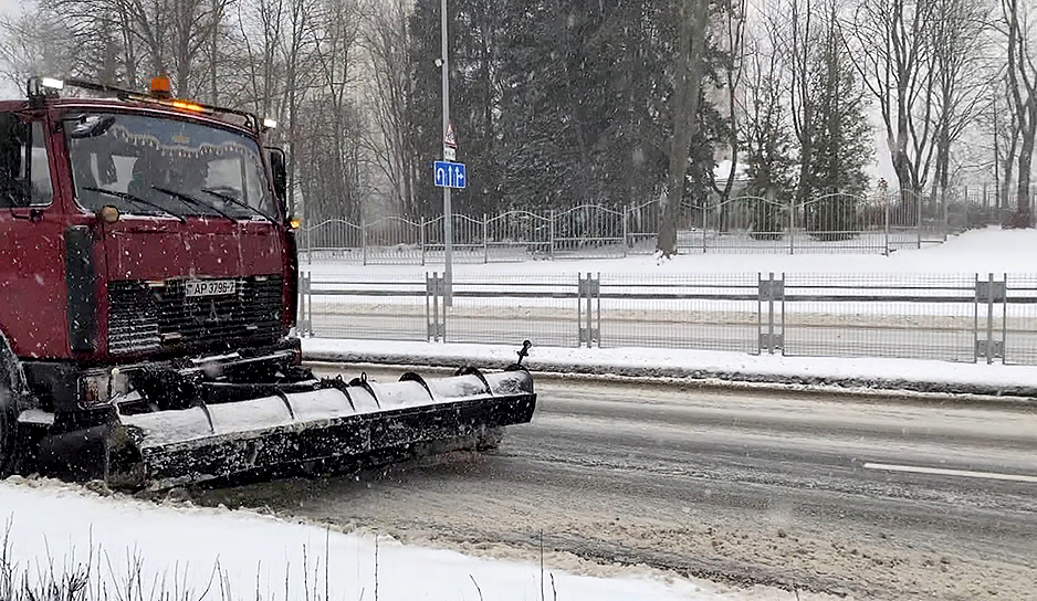 Зима уже проверяет на прочность дорожные и коммунальные службы: как с непогодой справляются в Минске и Витебской области