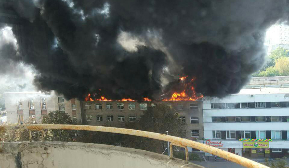 В Минске горит мебельный центр