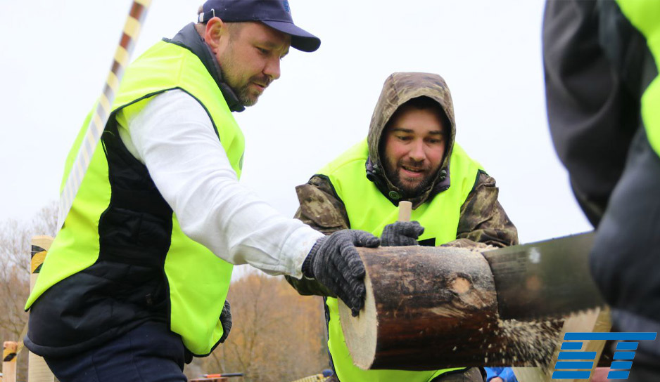 ФОТОФАКТ: Чемпионат по колке дров среди работников СМИ прошел в Минском районе